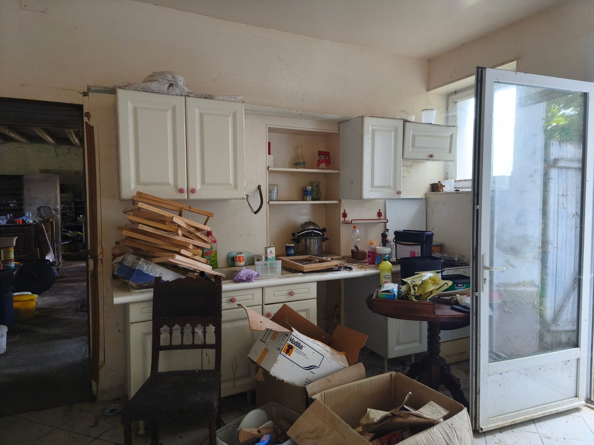 Avant débarras : cuisine encombrée avant intervention